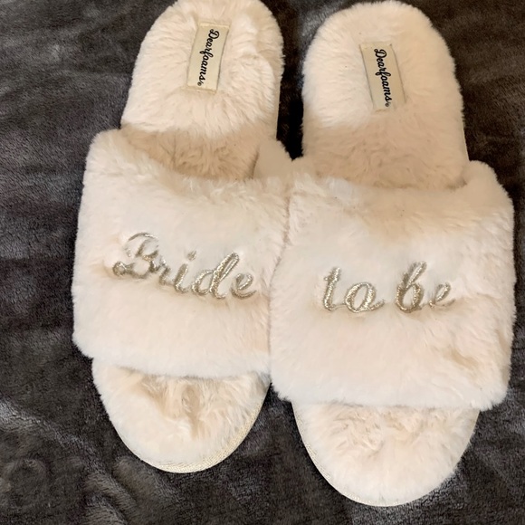 dearfoams Shoes - 💕3/$20! Dearfoams Bride to be fuzzy slippers size L 9-10